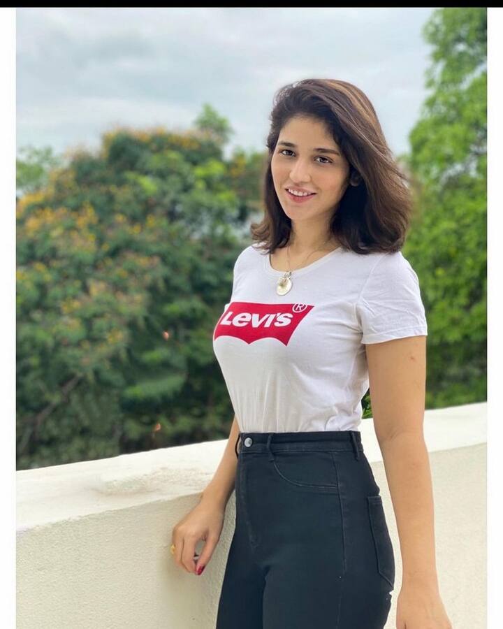 (Courtesy : Instagram) ఈ ఫోటోలు చూసిన నెటిజన్లు ఆమె అందాన్ని తెగ పొగిడేస్తున్నారు.