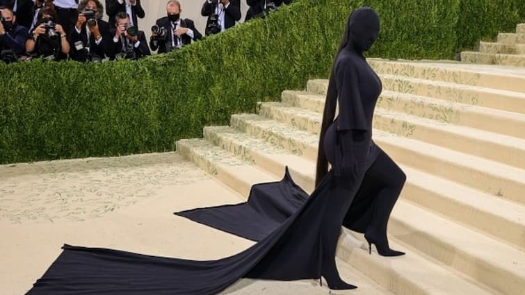 Met Gala 2021: Kim Kardashian's black faceless full-body suit has a Kanye West connect Met Gala 2021: রেড কার্পেটে আপাদমস্তক কালো স্যুটে ঢেকে হাজির কিম কার্দাশিয়ান, অনুপ্রেরণায় কি প্রাক্তন স্বামী?