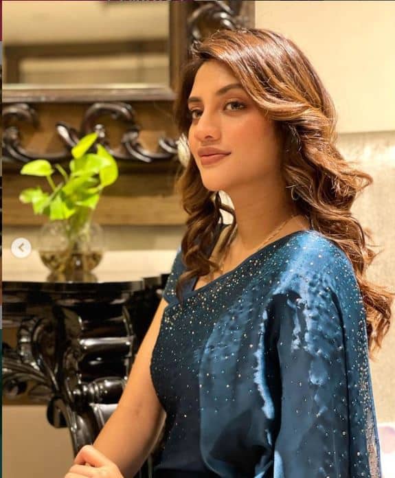 ক্যাপশনে লেখেন, 'বেঁচে থাকা ও ভালবাসার মধ্যে আনন্দই একজন নারীর শ্রেষ্ঠ ভূষণ'।