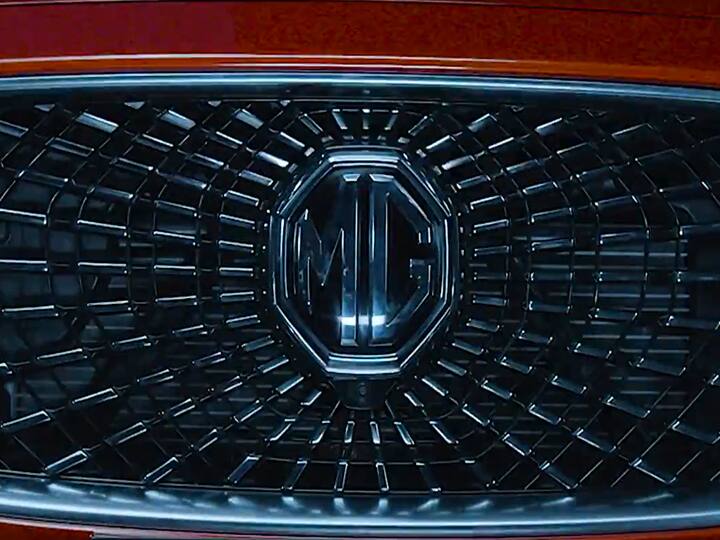 एमजी कार मालकांना जिओ साव्हन ॲपवर संगीताची मैफल रंगविता येईल, तसेच हेड युनिटद्वारे पार्किंग स्लॉट सर्व्ह करण्याचे या प्रकारातील-पहिले वैशिष्ट्य अनुभवता येईल (पार्क+द्वारे संचालित, सुरुवातीस निवडक शहरे) आणि विकिपीडियासह माहितीच्या खजिन्यात अमर्याद भटकता येईल.