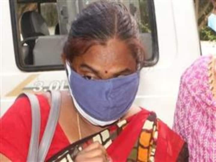 8000 லஞ்சம் வாங்கிய கிராம நிர்வாக அதிகாரி வீட்டில் 12.5 லட்சம் பறிமுதல்...! 12.5 lakh confiscated from the house of a village administration officer who took 8000 bribes 8000 லஞ்சம் வாங்கிய கிராம நிர்வாக அதிகாரி வீட்டில் 12.5 லட்சம் பறிமுதல்...!