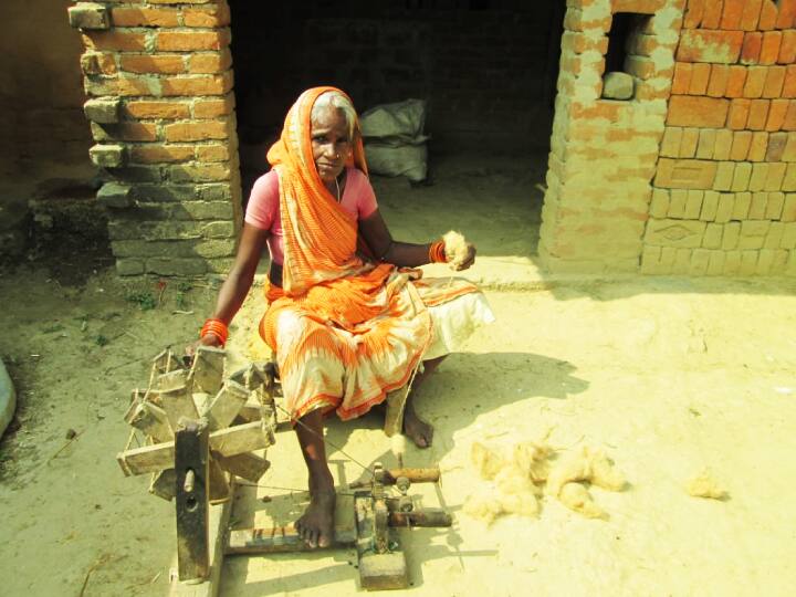 Bihar News: There was time when Jharkhand used blankets of Banka woman used charkha to cut thread know details ann बिहारः बांका का एक ऐसा गांव जहां घर-घर था हस्तकरघा उद्योग, इनके कंबल से गर्म होता था झारखंड, पढ़ें पूरी खबर