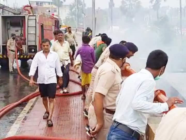 पटना सिटी में नमकीन की फैक्ट्री में लगी भीषण आग, कई गाड़ियां जलीं, बिजली का तार भी टूटकर गिरा