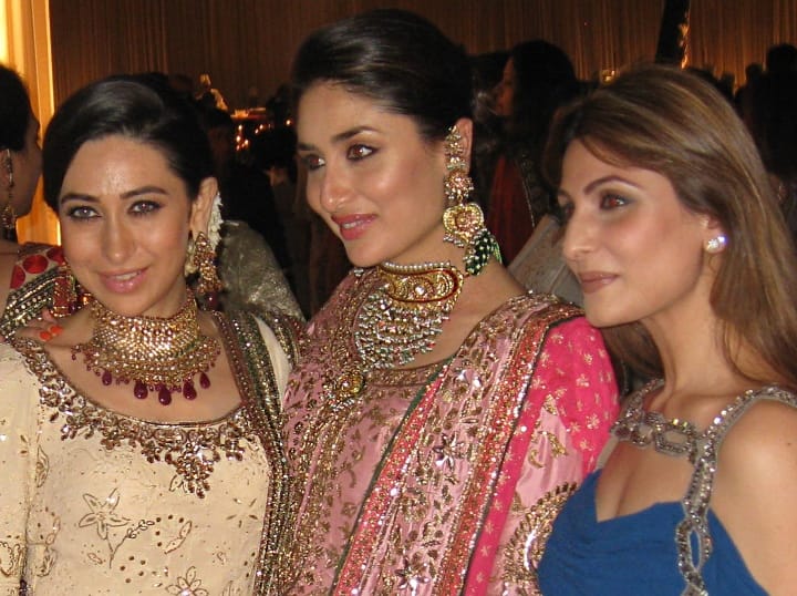 इस फोटो  में करीना कपूर और करिश्मा कपूर के साथ बहन रिद्दिमा दिखाई दे रही हैं. जो ब्लू गाउन मेंं पहुंची थीं