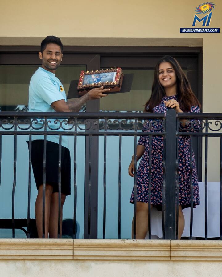 బాల్కనీలో సందడి చేస్తున్న సూర్యకుమార్ యాదవ్, అతడి సతీమణి దేవీషా శెట్టి