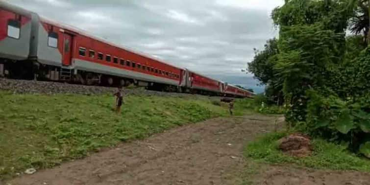 Darjeeling child falls from moving train NJP Darjeeling: চলন্ত ট্রেনের জানলা দিয়ে পড়ে গেল শিশু, স্টেশন চত্বরে উত্তেজনা