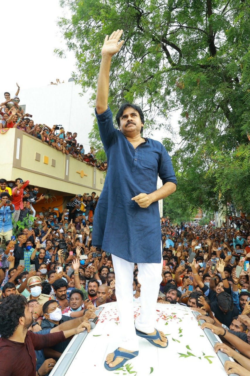 Pawan Kalyan: ఫ్యాన్స్‌పై పవన్ కల్యాణ్ అసంతృప్తి! కనీసం కారు కూడా దిగలేక.. చివరికి..