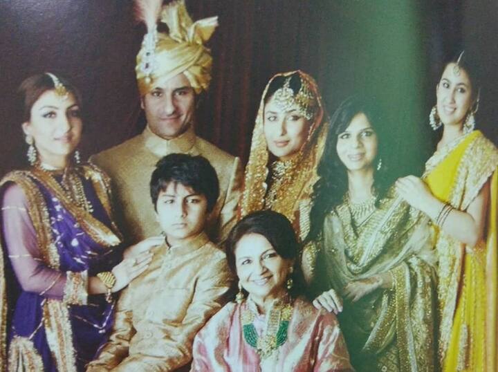 करीना कपूर की शादी में बहुत करीबी रिश्तेदार ही शामिल हुए हैं. उनकी शादी की एल्बम की फोटो कई साल बाद सामने आई थी, जिसमें न सिर्फ सैफ और करीना बल्कि उनकी सास शर्मिला टैगौर, सैफ की दोनों बहनें सोहा और सबा के अलावा सारा अली खान और बेटे इब्राहिम भी शामिल हुए थे. सभी ने ट्रेडिशनल कपड़े पहने थे जो देखने में काफी खूबसूरत लग रहे थे.