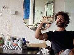 Hrithik Roshan के घर की दीवार पर सीलन देखकर फैन ने उठाया सवाल, एक्टर ने भी दिया मज़ेदार जवाब