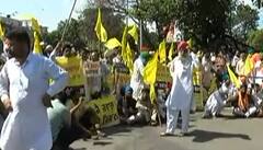 Captain ਦੀ ਰਿਹਾਇਸ਼ ਘੇਰਨ ਜਾ ਰਹੇ ਕਿਸਾਨਾਂ ਨੂੰ Police ਨੇ ਰੋਕਿਆ, ਲਾਇਆ ਉੱਥੇ ਹੀ ਧਰਨਾ