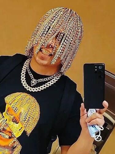 Mexico के रैपर ने सिर में लगवाई सोने और हीरे की चेन