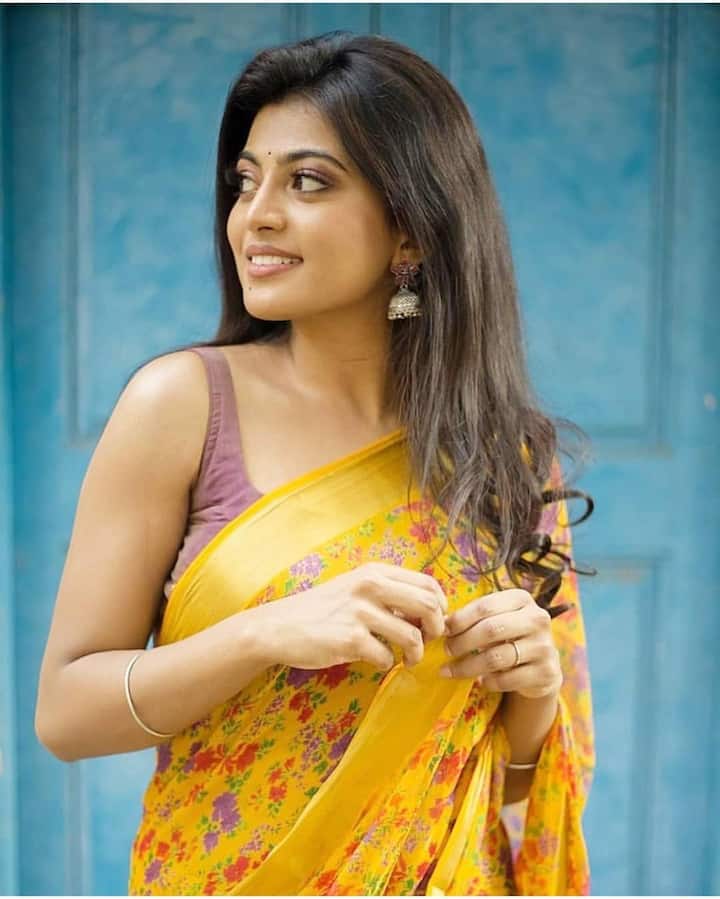 తమిళ సినిమాల్లో కో-డైరెక్టర్‌గా చేస్తున్న సోక్రటీస్‌తో 2021 జనవరి 7న ఆనంది వివాహం వరంగల్లులో జరిగింది. (Courtesy: Instagram)