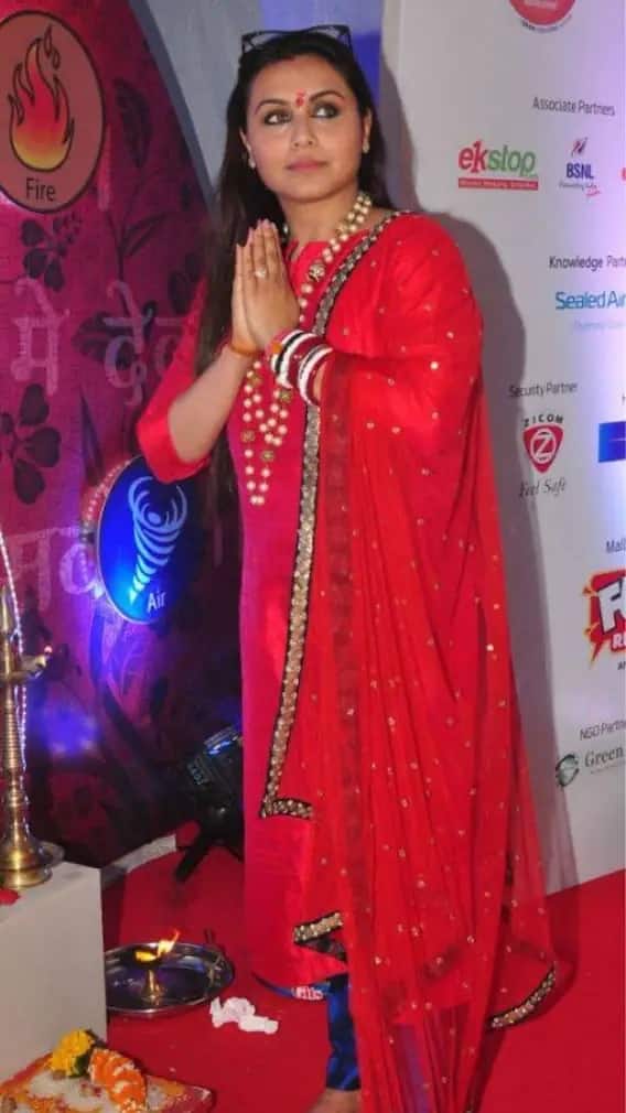 ২০১৪ সালে প্রথমবার আদিত্য চোপড়ার সঙ্গে গণেশ চতুর্থী পালন করেন রানি মুখোপাধ্যায়। সেই সময় তাঁর পরনে ছিল লাল রঙের একটি স্যুট।