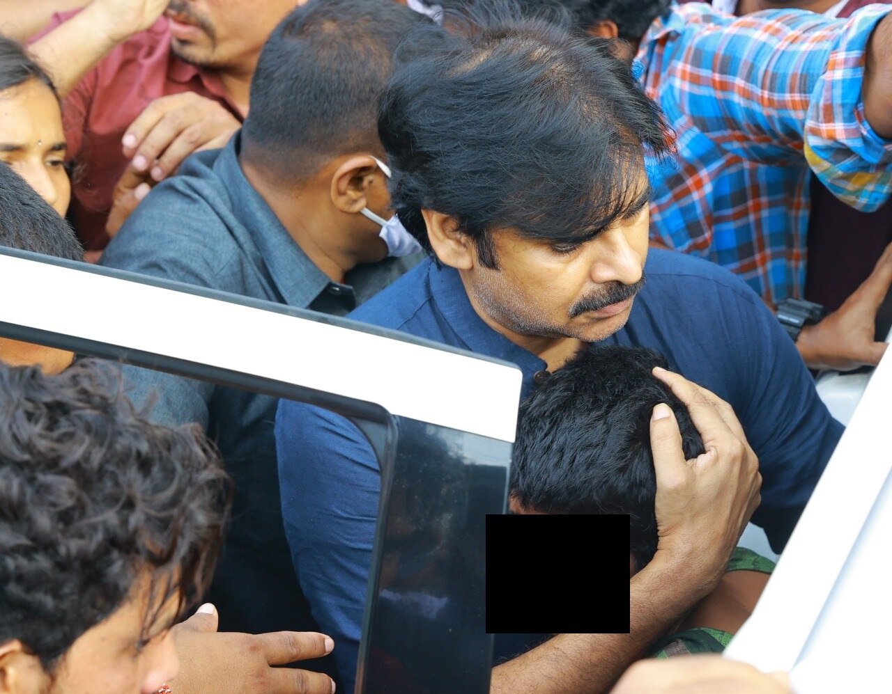 Pawan Kalyan: ఫ్యాన్స్‌పై పవన్ కల్యాణ్ అసంతృప్తి! కనీసం కారు కూడా దిగలేక.. చివరికి..