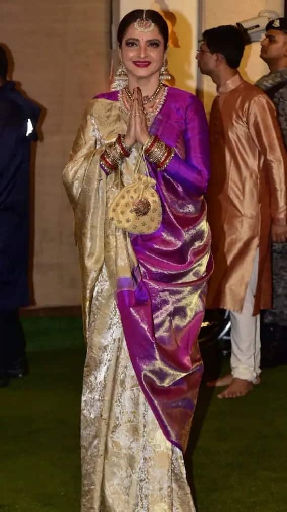 ২০১৯-এর গণেশ চতুর্থীর সময় মুকেশ অম্বানির বাড়িতে যান রেখা। সেই সময় তাঁর পরনে ছিল একটি দামী কাঞ্জিভরম শাড়ি।