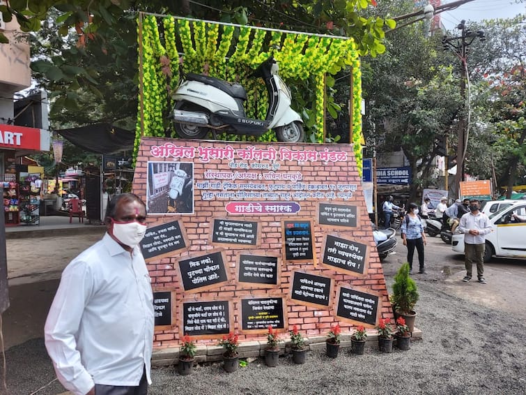 After the action of Pune traffic police, Punekar create a two-wheeler monument पुणे वाहतूक पोलिसांच्या कारवाईचा राग; पुणेकरानं चक्क उभारलं दुचाकीचं स्मारक!
