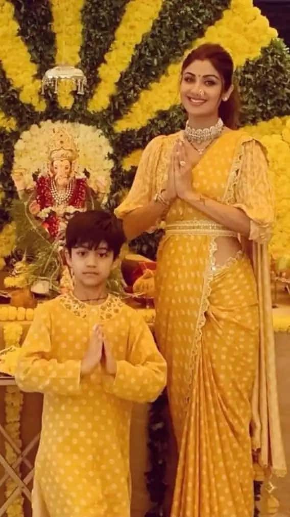 ২০১৯-এ পরিবারের সঙ্গে গণেশ চতুর্থী পালন করেন শিল্পা শেট্টি। সেই সময় তিনি একটি হলুদ রঙের শাড়ি পরেন। এই শাড়িটি পুনীত বালানের ডিজাইনে তৈরি হয়।