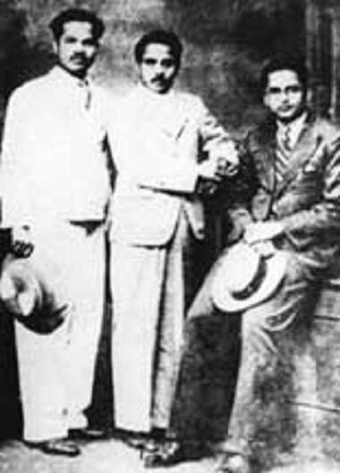 கல்லூரி நண்பர்களுடன் அண்ணா  படம்உதவி: அறிஞர்அண்ணா.நெட்