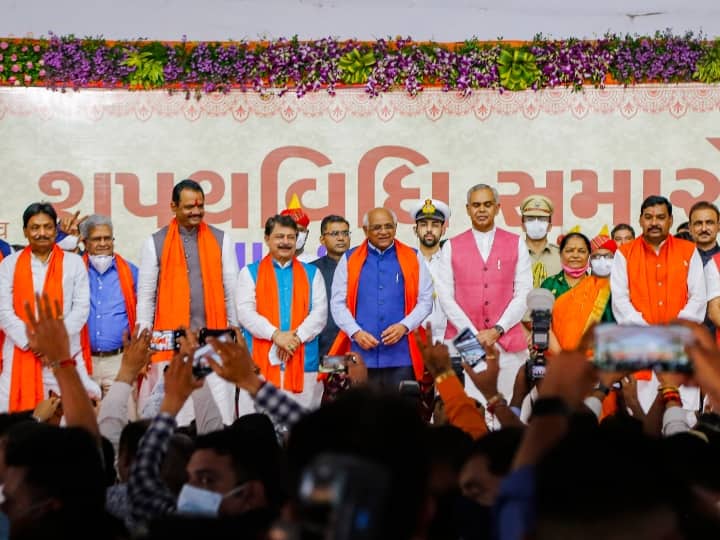Gujarat New Cabinet: गुजरात विधानसभा के पूर्व अध्यक्ष राजेंद्र त्रिवेदी और बीजेपी की प्रदेश इकाई के पूर्व अध्यक्ष जीतू वघानी समेत 24 मंत्रियों ने आज गुजरात सरकार के मंत्रियों के तौर पर शपथ ग्रहण की. पूर्व मुख्यमंत्री विजय रूपाणी के नेतृत्व वाले पूर्ववर्ती मंत्रिमंडल के किसी मंत्री को नए मंत्रिमंडल में शामिल नहीं किया गया. राज्यपाल आचार्य देवव्रत ने 10 कैबिनेट मंत्रियों और 14 राज्य मंत्रियों को शपथ दिलाई, जिनमें पांच स्वतंत्र प्रभार वाले राज्य मंत्री शामिल हैं.