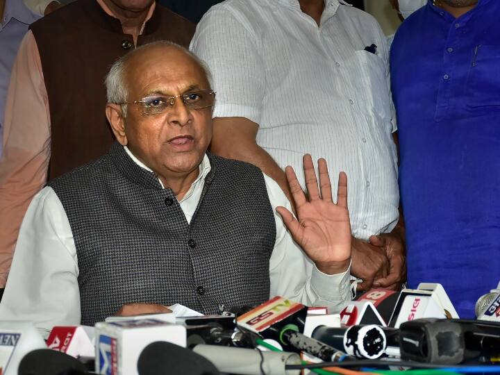 भूपेंद्र यादव ने नितिन पटेल समेत अन्य पुराने मंत्रियों की नाराजगी संबंधी पत्रकारों के सवाल पर कहा कि शपथ के दौरान मंच पर सभी लोग साथ में थे. सभी ने सर्वसम्मति से फैसला लिया है. पुराने सभी लोग पार्टी के काम को आगे बढ़ा रहे हैं.