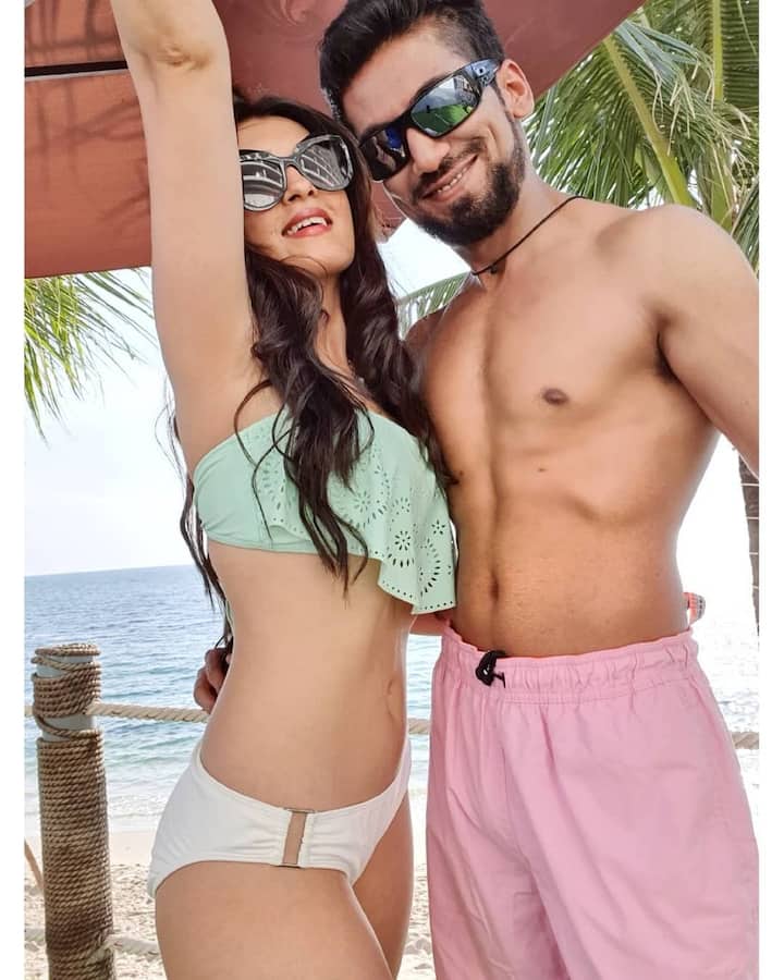 इन तस्वीरों में कपल एक-दूसरे के साथ काफी सुंदर लग रहा है. लवेश खैरजानी ने इन तस्वीरों के साथ कैप्शन में लिखा है, ‘तुम, मैं और समुद्र.’