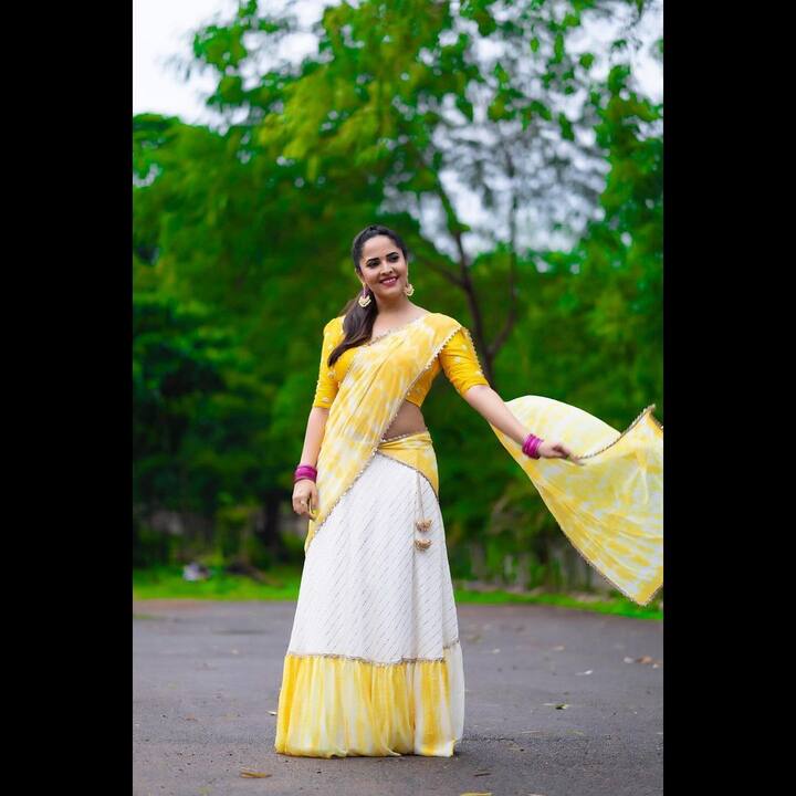 (Courtesy: Instagram) పద్దతిగా చీర కట్టుకున్నా.. ఎప్పటిలానే గ్లామర్ షో చేసింది.