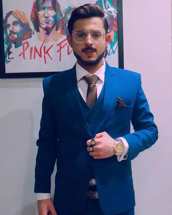 22 वर्षीय यूट्यूबर कॅरी मिनाटीचे खरे नाव अजय नागर आहे. त्याची निव्वळ किंमत चार मिलियन अमेरिकन डॉलर्स म्हणजे सुमारे 29 कोटी आहे. अजय हा कॉमेडियन, रॅपर आणि गेमर आहे. त्याचा जन्म हरियाणाच्या फरीदाबाद येथे झाला.