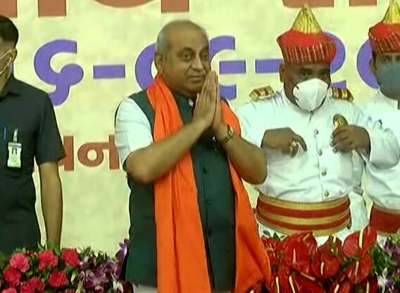કેબિનેટની શપથવિધીમાં નીતિન પટેલ આવતાં જ ભાજપના ક્યા દિગ્ગજો ઉભા થઈ ગયા, પટેલ કોની પાસે જઈને બેઠા ?
