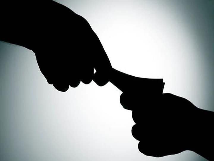 Bhiwandi Crime News Handcuffs to sanctioned corporator in Bhiwandi; He was caught red-handed taking a bribe of Rs 50 lakh Bhiwandi Crime : भिवंडीतील स्वीकृत नगरसेवकाला बेड्या; 50 लाख रुपयांची लाच घेताना रंगेहाथ पकडलं