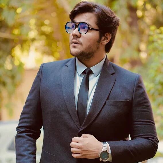 आशिष चंचलानी हे या यादीतील पुढचे नाव आहे. यांचे कॉमेडी व्हिडीओ आवडणारे अनेक फोलोअर्स आहेत. आशिषचे यूट्यूबवर सुमारे 21 लाख सब्सक्रायबर्स आहेत आणि त्याची एकूण संपत्ती 29 कोटींच्या जवळपास आहे.