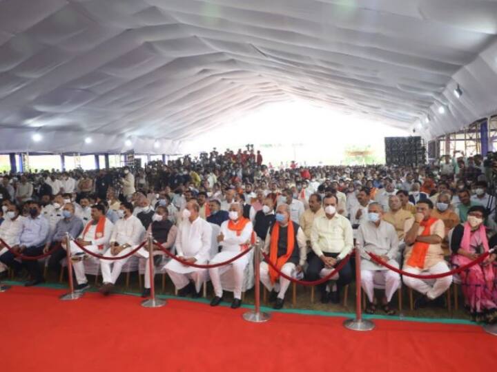 भूपेंद्र यादव ने नितिन पटेल समेत अन्य पुराने मंत्रियों की नाराजगी संबंधी पत्रकारों के सवाल पर कहा कि शपथ के दौरान मंच पर सभी लोग साथ में थे. सभी ने सर्वसम्मति से फैसला लिया है. पुराने सभी लोग पार्टी के काम को आगे बढ़ा रहे हैं.