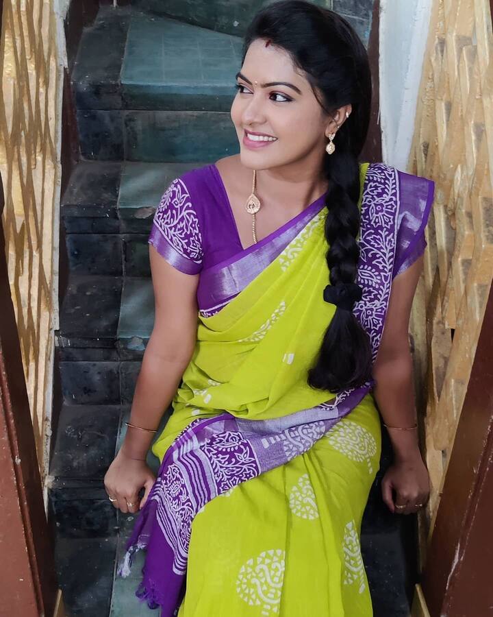 ரச்சிதா மகால‌ஷ்மி கன்னடம், தெலுங்கு உள்ளிட்ட பல மொழிகளிலும் நடித்தவர். தமிழில் சரவணன் மீனாட்சி சீரியலில் நடித்து ரசிகர்களின் மனதைக் கொள்ளைக் கொண்டவர்.