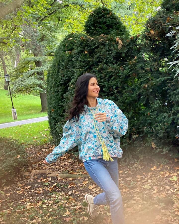 कैटरीना कैफ ने फोटोज शेयर करने के साथ कैप्शन में लिखा, ‘नेचर.’ कैटरीना ने सभी फोटोज अपने इंस्टाग्राम अकाउंट पर एक घंटे पहले शेयर की है. उन्होंने अपनी पहली फोटो में प्रिंटेड हुड्डी टी-शर्ट और साथ में जींस से अपने इस लुक को पूरा किया था. कैटरीना की फोटोज को देख तो ऐसा लग रहा है कि वो नेचर को खूब इन्जॉय कर रही हैं.