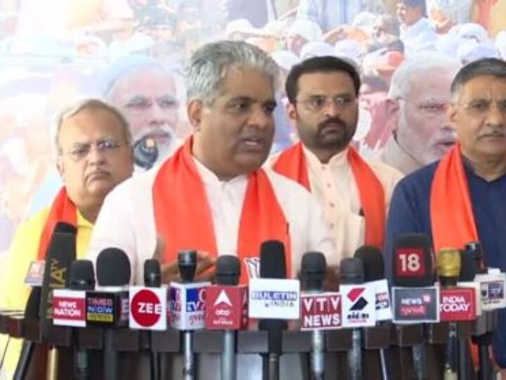 कैबिनेट विस्तार को लेकर गुजरात के बीजेपी प्रभारी और केंद्रीय मंत्री भूपेंद्र यादव ने कहा कि बीजेपी एक टीम की तरह काम कर रही है. पार्टी की परंपरा है कि निरंतरता के साथ काम करती है. नए नेतृत्व को उभारते हैं. संगठन और सरकार का समन्वय रखती है.