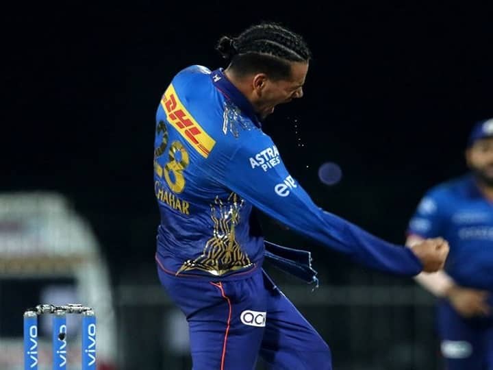 यूएई की स्लो पिच पर राहुल चाहर की लेग स्पिन गेंदबाजी निर्णायक भूमिका निभा सकती है. राहुल चाहर पिछले साल 15 मैच में 7.21 के इकॉनिमी रेट से 15 विकेट हासिल करने में कामयाब रहे थे. स्पिन डिपार्टमेंट में राहुल चाहर को क्रुणाल पांड्या और जयंत यादव का साथ मिलेगा.