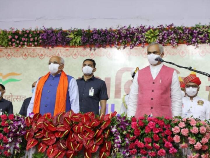 राज्य के 17वें मुख्यमंत्री के रूप में सोमवार को शपथ ग्रहण करने वाले भूपेंद्र पटेल राजभवन में आयोजित इस कार्यक्रम के दौरान रूपाणी के साथ मौजूद थे. रूपाणी के शनिवार को पद से अचानक इस्तीफा देने के बाद नए मंत्रिमंडल का गठन किया गया है.