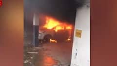 Ghaziabad : बेसमेंट में खड़ी कार बनी आग का गोला | ABP Ganga Hindi