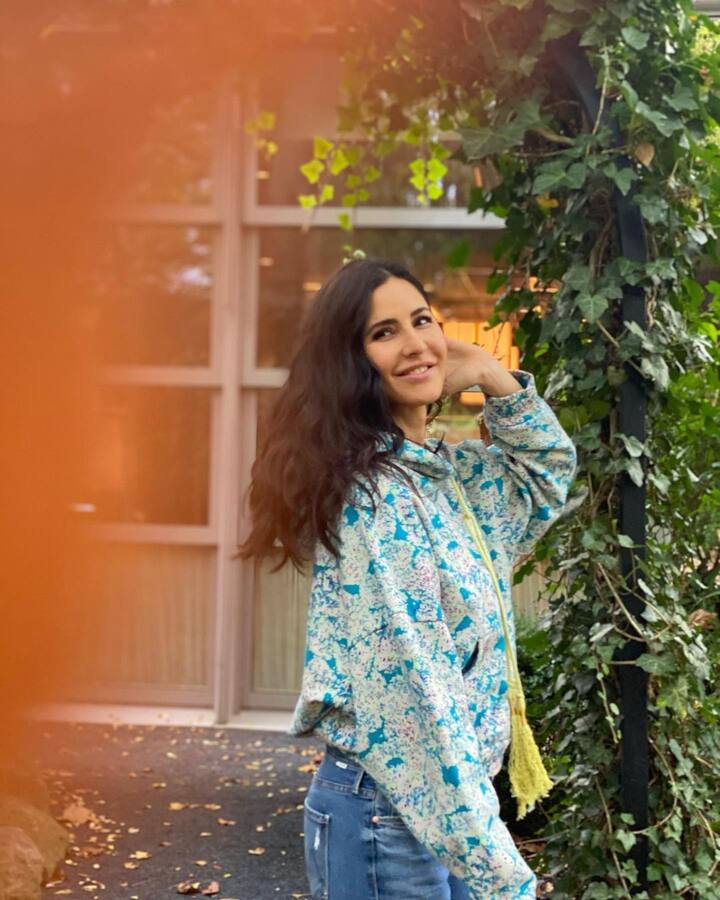 बॉलीवुड एक्ट्रेस कैटरीना कैफ (Katrina Kaif) अपनी एक्टिंग और अपने ग्लैमरस अंदाज के कारण सोशल मीडिया पर छाई रहती हैं. उन्होंने अपने स्टाइल और फिटनेस की वजह से एक अलग पहचान बनाई है. सोशल मीडिया पर एक्टिव रहने वाली अभिनेत्री कैटरीना ने हाल ही में कई फोटोज साझा की है. अपनी हाल ही की फोटोज में कैटरीना बेहद सिंपल दिखाई दे रही हैं.