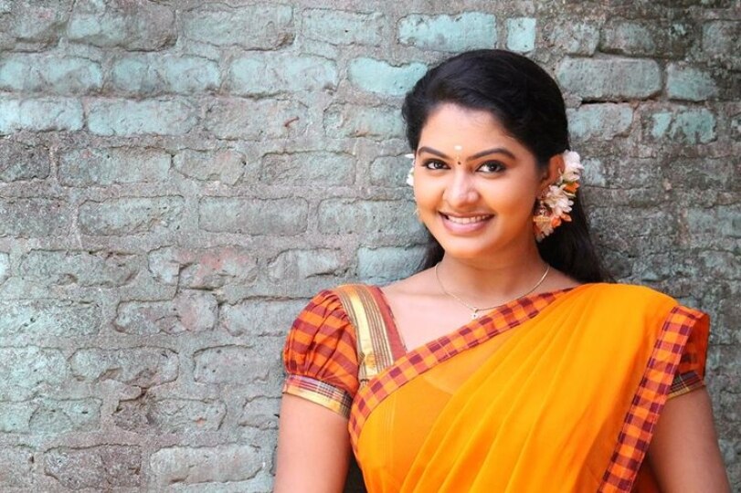 Actress Rakshitha: மதுரையில் பிக்பாஸ் பிரபலம்...சாலையில் குவிந்த கூட்டம்... போக்குவரத்து நெரிசல்..!