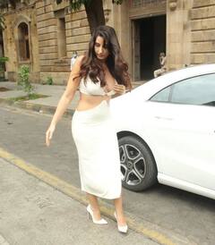 Nora Fatehi Spotted:વ્હાઈટ કલરના સિઝલિંગ ડ્રેસમા મુંબઈના રસ્તાઓ પર જોવા મળી નોરા ફતેહી, જુઓ તસવીરો