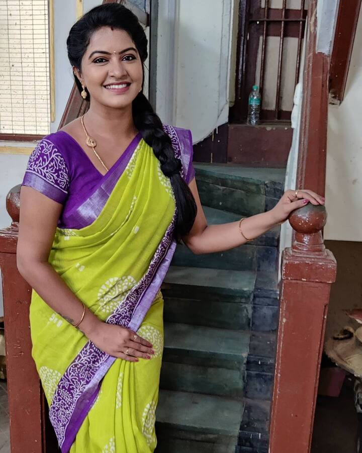 பொதுவாக தான் சாப்பிடுவதற்கான உணவை தானே சமைப்பாராம். ஷூட்டிங் ஸ்பாட்டில் கிடைக்கும் சாப்பாட்டை எடுத்துக்கொள்ள மாட்டாராம். காலை உணவாக சத்துமாவு கஞ்சி எடுத்துக் கொள்வாராம். பிறகு ஒரு 11 மணிக்கு ப்ரன்ச்சாக இளநீர், பழ வகைகளை எடுத்துக் கொள்வாராம்.