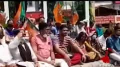 Vaccination Chaos: শিলিগুড়িতে ভ্যাকসিন-সেন্টারে বিজেপি বিধায়ককে 'হেনস্থা', প্রতিবাদে অবস্থান বিক্ষোভ| Bangla News