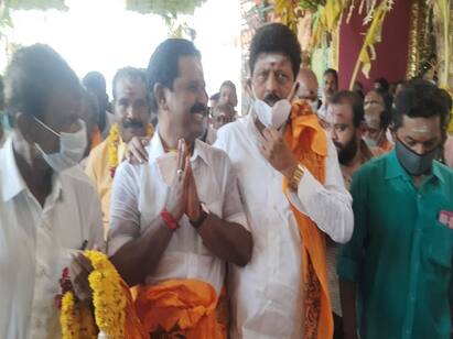 Sasikalas brother Divakaran meets AIADMK ex-minister Kamaraj இணைந்த கைகள்... இனித்த சந்திப்பு... இது சசிகலா சகோதரர் திவாகரன்-காமராஜ் ஆன்மிக சந்திப்பு!