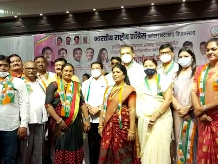 Seven out of nine Shiv Sena corporators in Warora Municipal Council have joined the Congress वरोरा नगरपरिषदेतील शिवसेनेच्या नऊपैकी सात नगरसेवकांचा काँग्रेसमध्ये प्रवेश