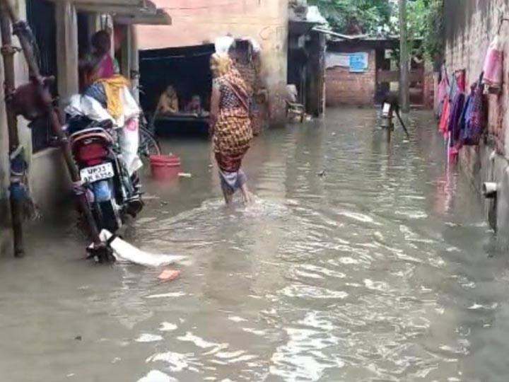 Water entered in many houses after heavy rain in raebareli ANN Heavy Rain in UP: तेज बारिश में धुले नगरपालिका के दावे, घरों में घुसा नालियों का पानी, छतों पर चढ़े लोग