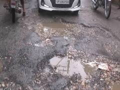 Rain in Gorakhpur: बारिश ने बदल दी गोरखपुर की तस्वीर, मुश्किल हो गया है सड़क पर चलना, परेशान हैं लोग  