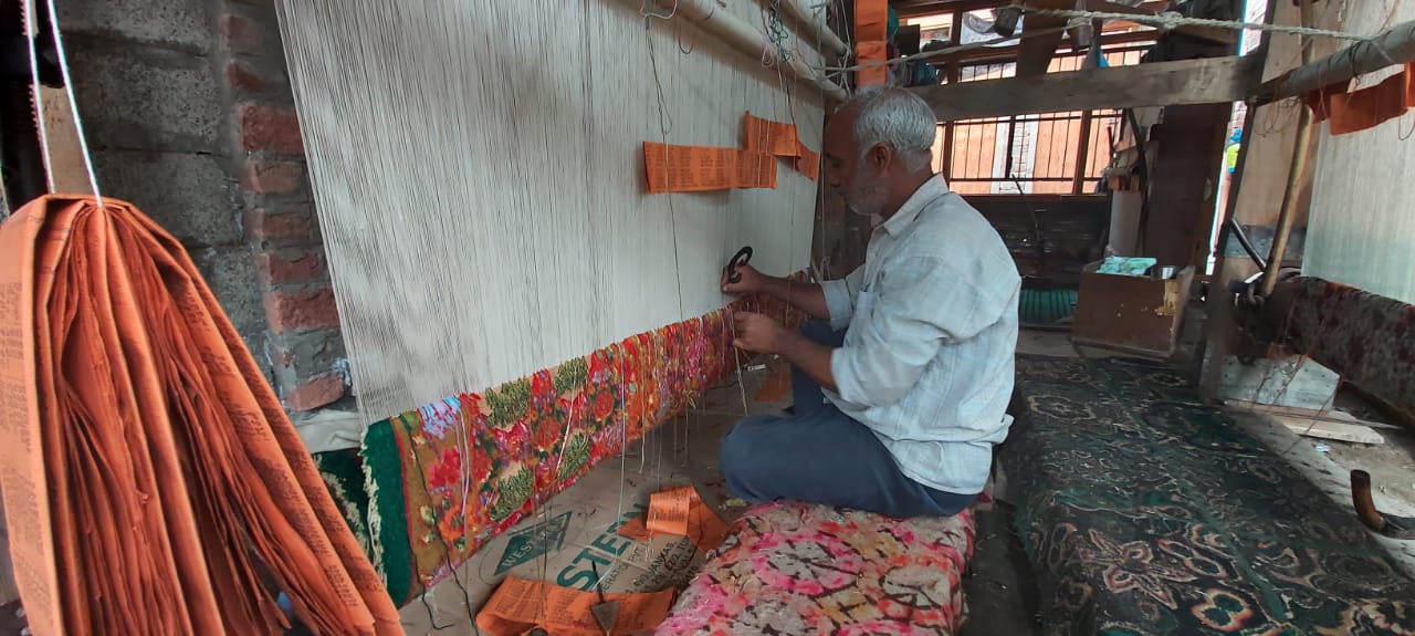 कालीन पर कैलीग्राफी:  पारंपरिक कला को नया जीवन देने की कोशिश में कुछ कश्मीरी युवा