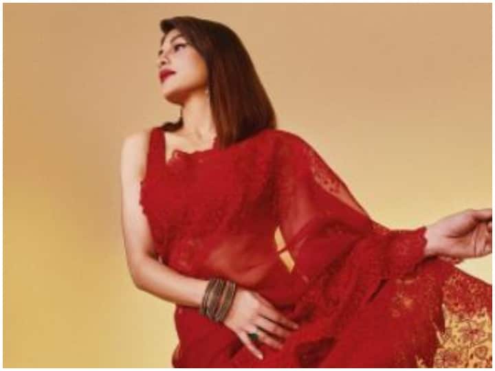 Jacqueline Fernandez loves Indian Saree and looking gorgeous in a Ruby Red Silk Organza Saree Jacqueline Fernandez in Saree: लाल रंग की साड़ी में बेहद खूबसूरत लग रही Jacqueline Fernandez, सोशल मीडिया पर वायरल हुई तस्वीर