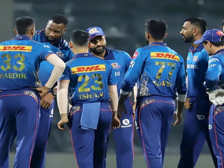 इंडियन प्रीमियर लीग सीजन 14 के दूसरे हिस्से की शुरुआत 19 सितंबर से होने जा रही है. पिछले दो साल से खिताब अपने नाम करने वाली मुंबई इंडियंस का दावा इस बार भी तगड़ा दिखाई देता है. मुंबई इंडियंस के खिताब की दावेदार होने की बड़ी वजह रोहित शर्मा की अगुवाई में टीम के बैटिंग, बॉलिंग दोनों ही डिपार्टमेंट में मजबूत होना है. टीम के पास बुमराह, पोलार्ड और पांड्या जैसे कई खिलाड़ी हैं जो कि अगले दम पर मैच का रूख बदल सकते हैं.