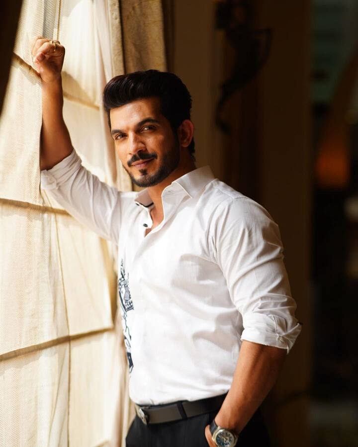 टीवी के जाने माने एक्टर अर्जुन बिजलानी इन दिनों खतरों के खिलाड़ी शो में नजर आ रहे हैं. खबर हैं उनके नाम पर पक्की मुहर लग चुकी हैं. अर्जुन बिजलानी इस शो में शामिल हो रहे हैं.
